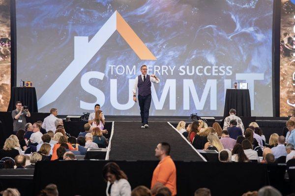 Tom Ferry on Mainstage at Success Summit 2019 speaking to over 5,000+ real estate professionals