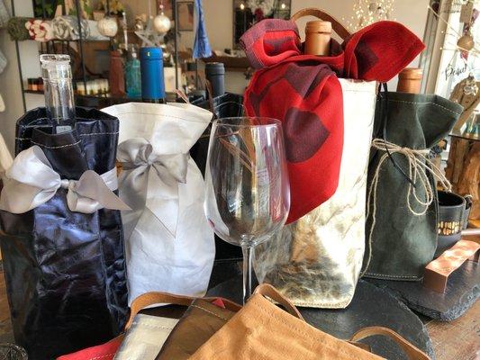 Wine bags from Italy made of paper. Available with or without handles, flat and metallic options.