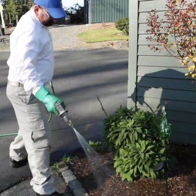 Axiom Eco-Pest Control uses powerspray and doing technology to ensure complete coverage in exterior treatment areas.