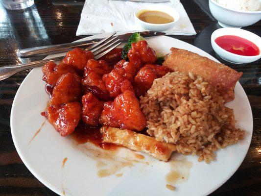 General Tso's Chicken Lunch: chicken good, fried rice bland and broccoli cold