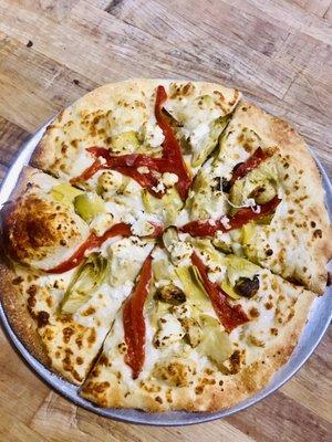 La Guera: white Alfredo sauce, roasted red bell peppers, artichokes, roasted garlic and feta cheese