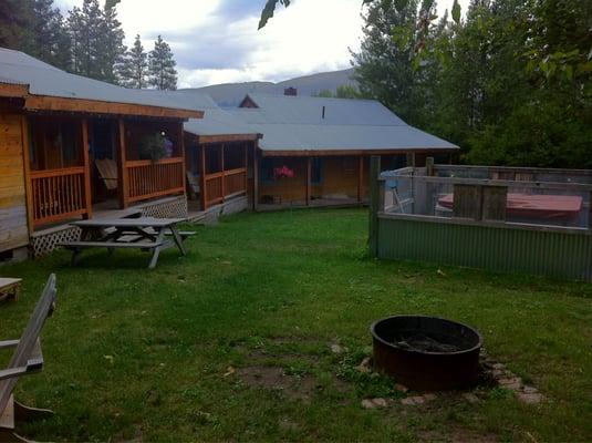 Lodging, fire pit and tub enclosure. (Tub wasn't hot during my visit.)