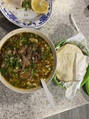 birria, Consome en carne de res y tortillas recien hechas