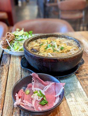 Bún bò Huế thố đá (stone bowl)