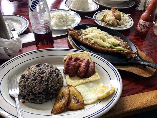 Pinto con bistec encebollado.