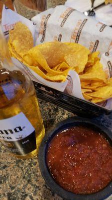 Chips, salsa, Corona