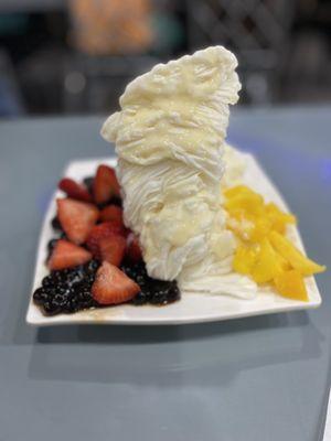 Vanilla milk shaved ice, mountain sized