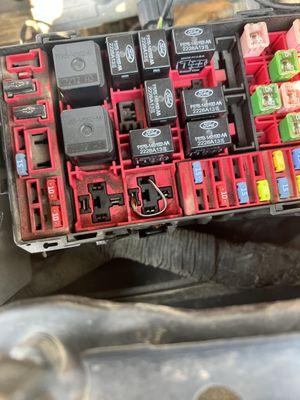 Rigged fuse box metal to metal connection