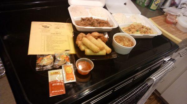 Sooo good! Delivery. Lunch Specials: MONGOLIAN BEEF , YELLOW CURRY CHICKEN  Veggie Fried Egg Rolls, Hot N' Sour soup is awesome!