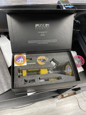 Kobe bryant beaker wirh grinder and rolling paper