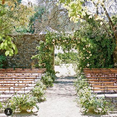 Floral ceremony in the ruins