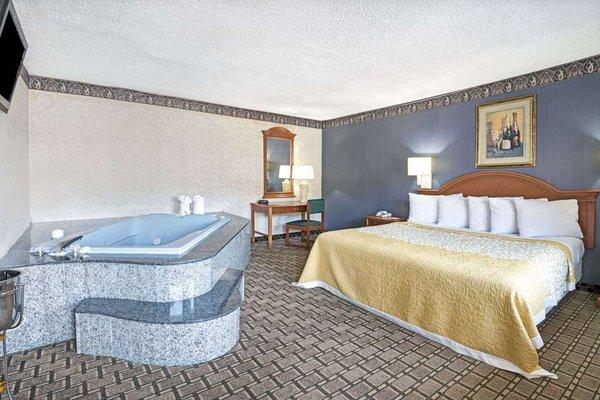 1 King Bed Suite With Jacuzzi