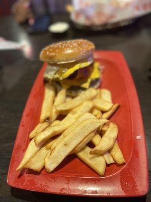 ROYAL RED ROBIN w/ fried egg & STEAK FRIES