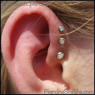 Triple forward helix by @nick_smith_piercings

Piercingsmiths.com