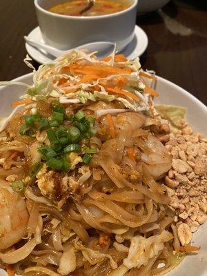 Shrimp pad thai