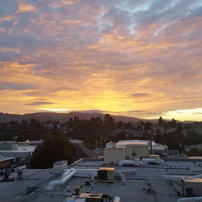 Oakland Hills sunset in beautiful Pill Hill