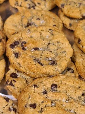 Chocolate chip cookies with salt flakes