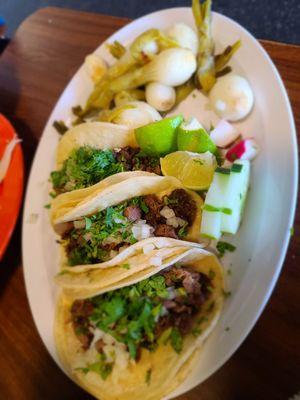 Tacos de lengua con cebollitas