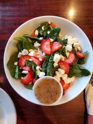 Strawberry spinach salad