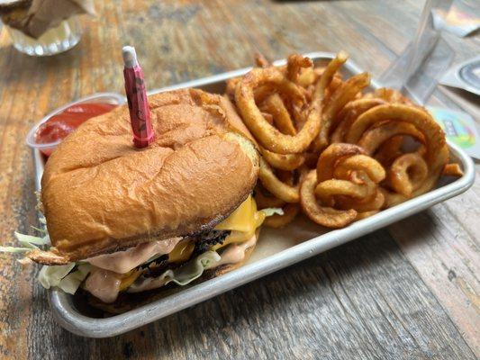 Cheeseburger. Super good! Recommend getting the fries as well