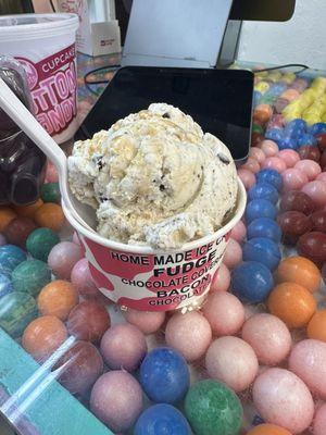 Yelp check in : spend $5 and get a free small ice cream of your choice! What a deal. This is the salted caramel chocolate chip