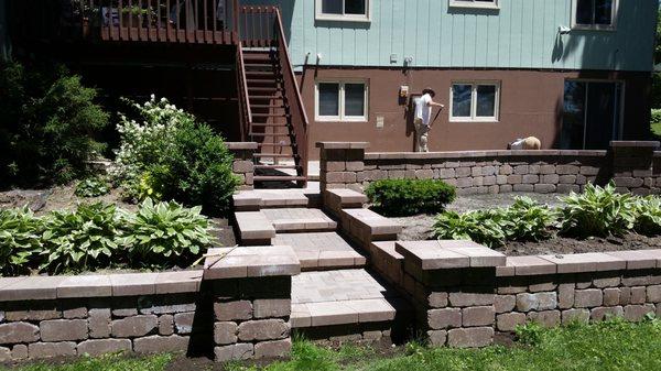 Keystone Stonegate Wall and Columns with Premier Hollandstone Pavers