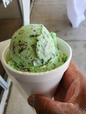 Mint and praline ice cream cup!