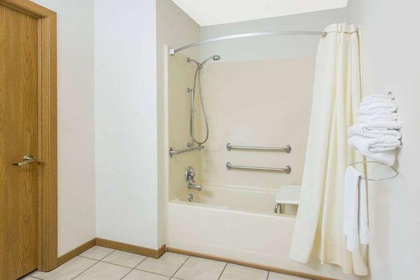 Guest room bath (accessible)