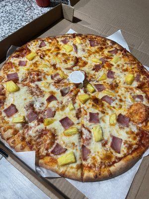 XL Hawaiian pizza...very yummy!