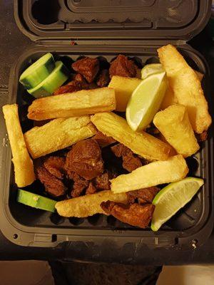 Yuca con chicharrones de cerdo