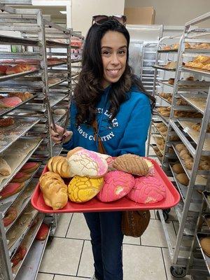 Some hot chick with fresh pan dulce!