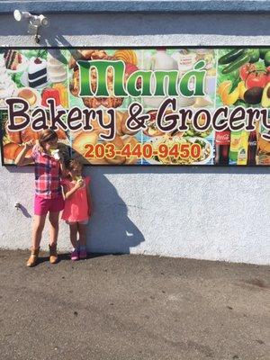 The girls with their ice-pops from Maná Bakery