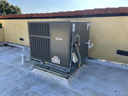 New High Efficiency Lennox Rooftop Package Unit