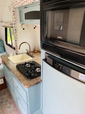 Convection/microwave, fridge, range, sink. Equipped with dishes and pots + pans