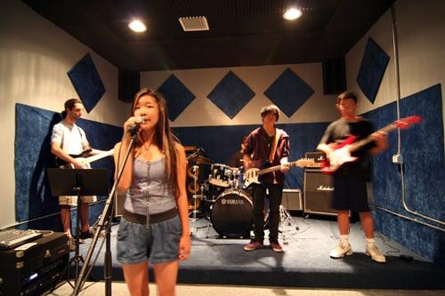 Stage 1 Music has hourly rehearsal studios that are state-of-the-art and right off the 118 in Simi Valley.