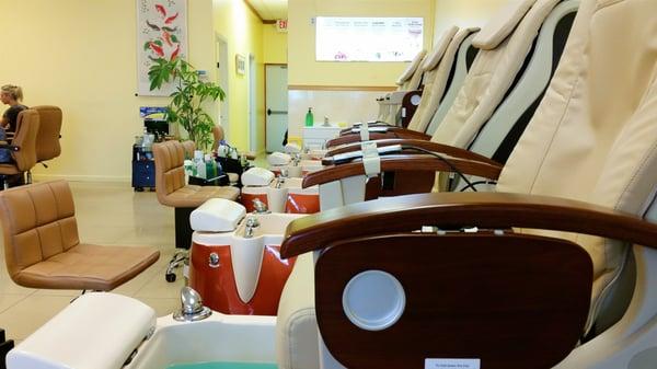 News: incase you haven't visit us recently, we have some brand new spa pedicure chairs and manicure tables. We also have brand new colors !