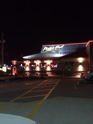 Outside picture of Pizza Hut