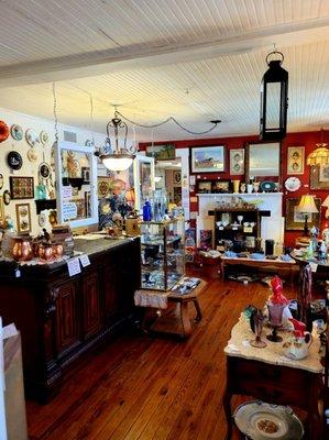 Aug 2021: Pic 25 of 38-- the front counter; shoppe owner Rick is behind it