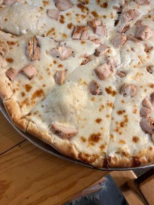 Grilled chicken pizza with white sauce