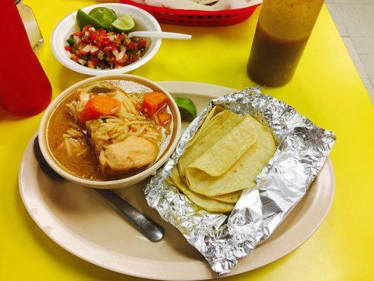 Caldo de Pollo y salsita