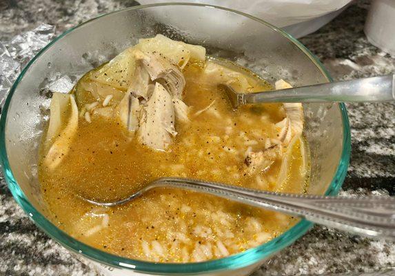 Look at all that juicy glistening fat and goodness. Sopa de pollo para llevar. Mire toda esa grasa jugosa y brillante y toda esa bondad.