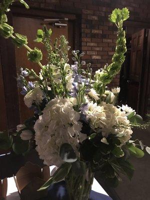 A gorgeous natural floral arrangement!