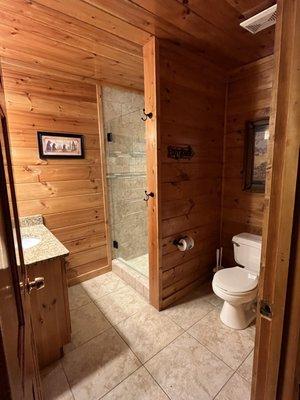 Honeybear hollow cabin 2nd bathroom