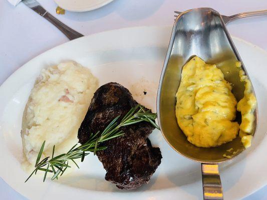 Sirloin with mashed potatoes and béarnaise sauce