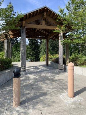 Walking entrance along the Mukilteo Speedway.