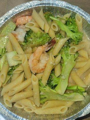 Shrimp and broccoli with white sauce