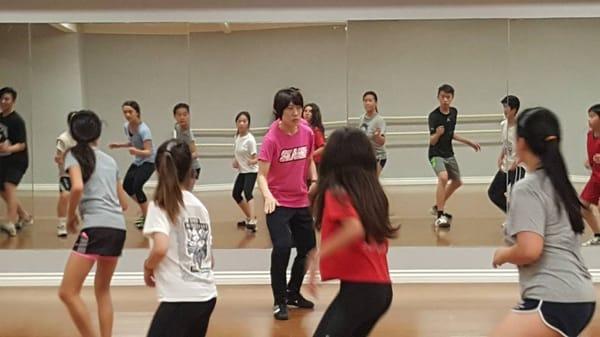 Coach Mikyung leading footwork drills during class.