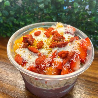 Makai Bowl : Freshly blended açaí topped with granola, strawberries, papaya, coconut shavings, goji berries and bee polen.