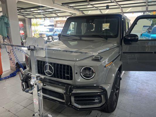 Mercredes GWAGON factory Mercredes windshield replacement and ADAS recalibration. We accepted customers insurance.