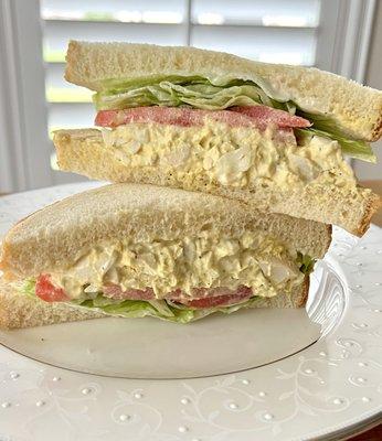 L(*‿*)VE a good classic w/fresh tomatoes and lettuce. It's a YES to #EggSalad sandwich @ #Chow Down Alley